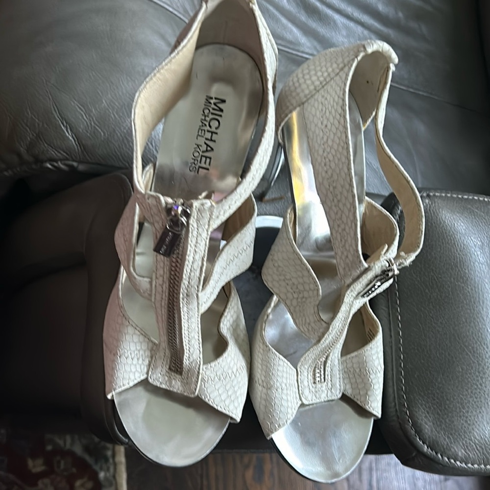 Micheal, Michael Kors sandals open till White in great condition size 8 1/2